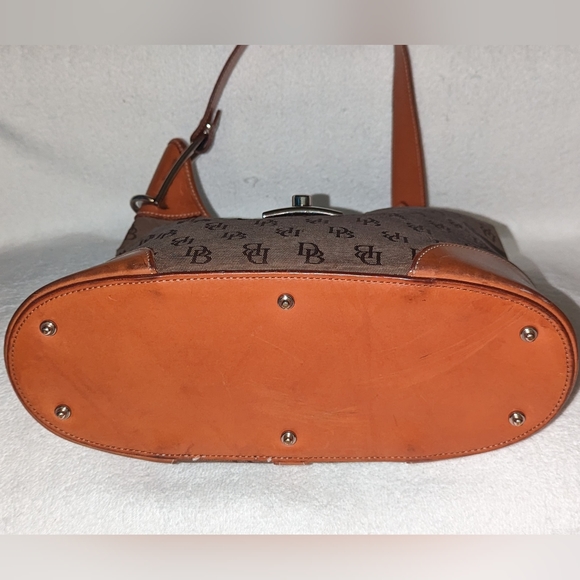 Dooney and Bourke signature cresent shoulder bag. - Picture 5 of 11